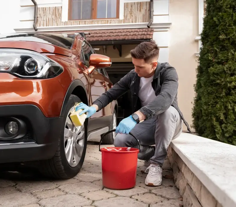 Lavage auto à domicile Terres de Druance : professionnel intervenant sur un véhicule